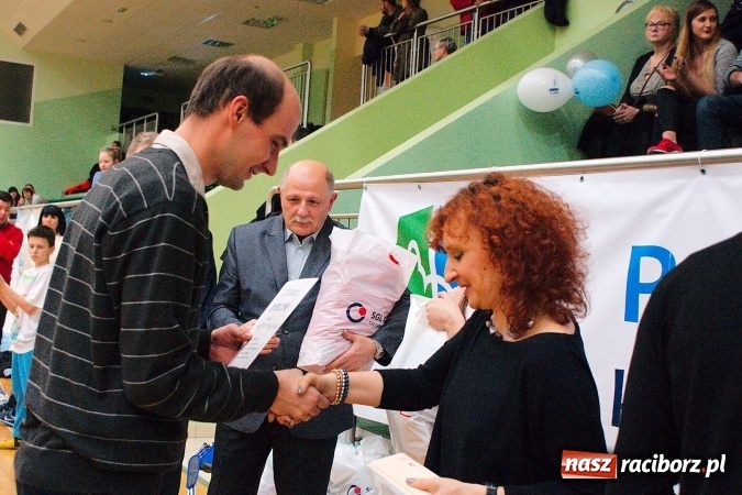 Zdjęcie w galerii na portalu naszraciborz.pl: Siatkarskie zmagania zakładów pracy i służb mundurowych - dzień drugi. Ubiegłoroczny zwycięzca poza czwórką! Eko Okna z Pucharem Prezydenta wiadomości z regionu