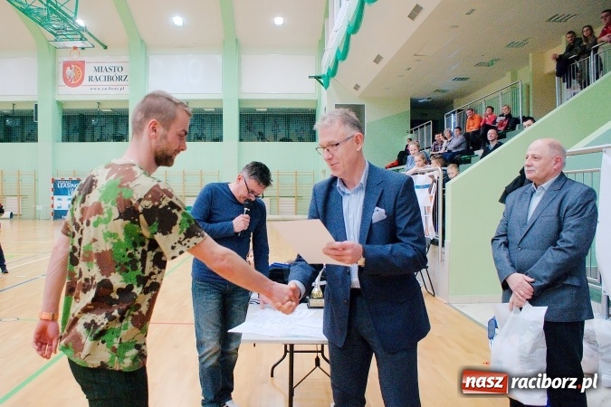 Zdjęcie w galerii na portalu naszraciborz.pl: Siatkarskie zmagania zakładów pracy i służb mundurowych - dzień drugi. Ubiegłoroczny zwycięzca poza czwórką! Eko Okna z Pucharem Prezydenta wiadomości z regionu