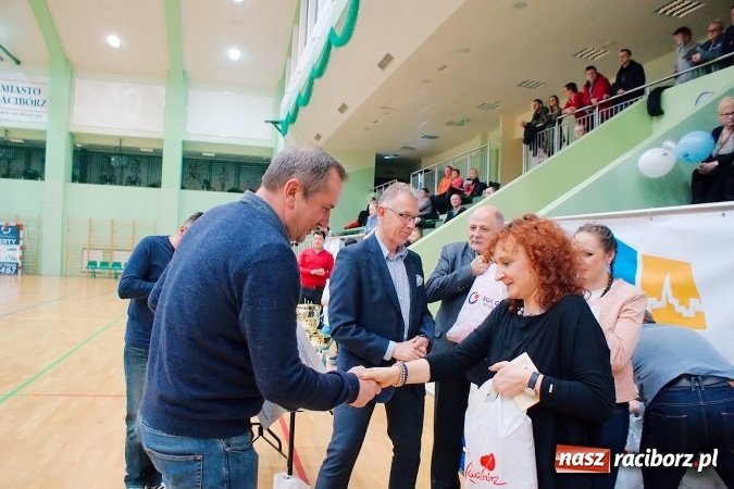 Zdjęcie w galerii na portalu naszraciborz.pl: Siatkarskie zmagania zakładów pracy i służb mundurowych - dzień drugi. Ubiegłoroczny zwycięzca poza czwórką! Eko Okna z Pucharem Prezydenta wiadomości z regionu