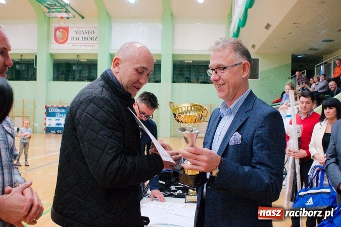 Zdjęcie w galerii na portalu naszraciborz.pl: Siatkarskie zmagania zakładów pracy i służb mundurowych - dzień drugi. Ubiegłoroczny zwycięzca poza czwórką! Eko Okna z Pucharem Prezydenta wiadomości z regionu