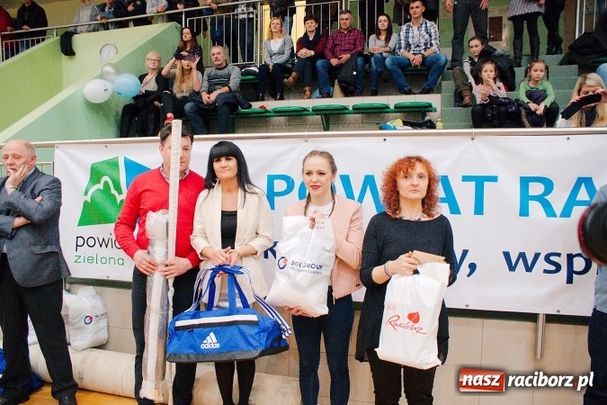 Zdjęcie w galerii na portalu naszraciborz.pl: Siatkarskie zmagania zakładów pracy i służb mundurowych - dzień drugi. Ubiegłoroczny zwycięzca poza czwórką! Eko Okna z Pucharem Prezydenta wiadomości z regionu