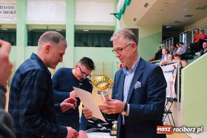 Zdjęcie w galerii na portalu naszraciborz.pl: Siatkarskie zmagania zakładów pracy i służb mundurowych - dzień drugi. Ubiegłoroczny zwycięzca poza czwórką! Eko Okna z Pucharem Prezydenta wiadomości z regionu