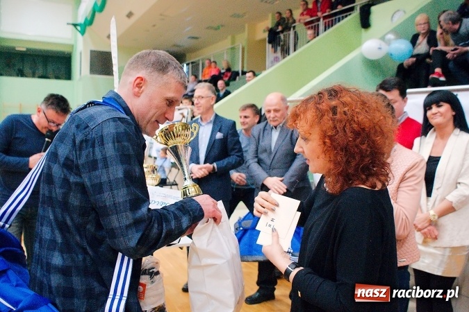 Zdjęcie w galerii na portalu naszraciborz.pl: Siatkarskie zmagania zakładów pracy i służb mundurowych - dzień drugi. Ubiegłoroczny zwycięzca poza czwórką! Eko Okna z Pucharem Prezydenta wiadomości z regionu