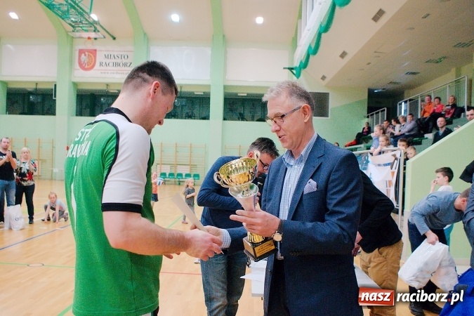 Zdjęcie w galerii na portalu naszraciborz.pl: Siatkarskie zmagania zakładów pracy i służb mundurowych - dzień drugi. Ubiegłoroczny zwycięzca poza czwórką! Eko Okna z Pucharem Prezydenta wiadomości z regionu