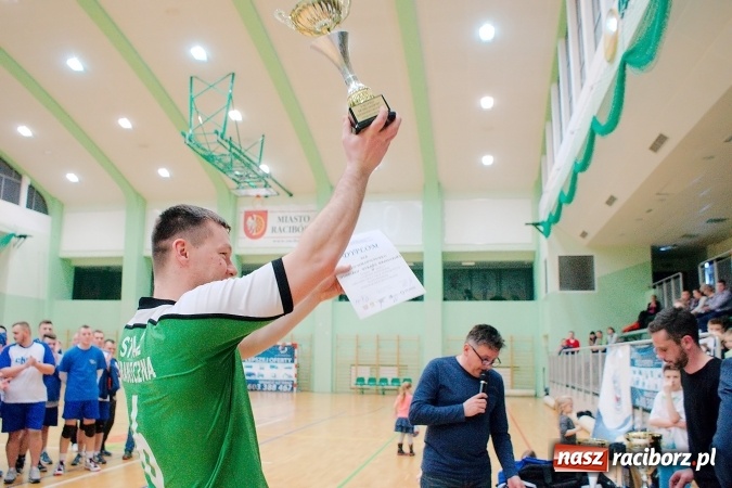 Zdjęcie w galerii na portalu naszraciborz.pl: Siatkarskie zmagania zakładów pracy i służb mundurowych - dzień drugi. Ubiegłoroczny zwycięzca poza czwórką! Eko Okna z Pucharem Prezydenta wiadomości z regionu