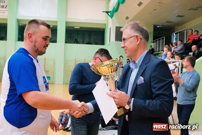 Zdjęcie w galerii na portalu naszraciborz.pl: Siatkarskie zmagania zakładów pracy i służb mundurowych - dzień drugi. Ubiegłoroczny zwycięzca poza czwórką! Eko Okna z Pucharem Prezydenta wiadomości z regionu