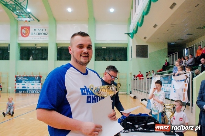 Zdjęcie w galerii na portalu naszraciborz.pl: Siatkarskie zmagania zakładów pracy i służb mundurowych - dzień drugi. Ubiegłoroczny zwycięzca poza czwórką! Eko Okna z Pucharem Prezydenta wiadomości z regionu