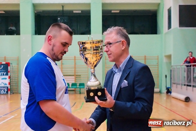 Zdjęcie w galerii na portalu naszraciborz.pl: Siatkarskie zmagania zakładów pracy i służb mundurowych - dzień drugi. Ubiegłoroczny zwycięzca poza czwórką! Eko Okna z Pucharem Prezydenta wiadomości z regionu