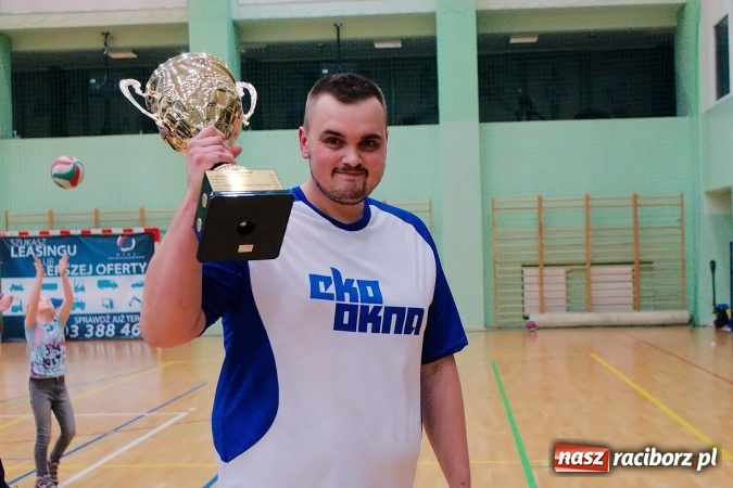 Zdjęcie w galerii na portalu naszraciborz.pl: Siatkarskie zmagania zakładów pracy i służb mundurowych - dzień drugi. Ubiegłoroczny zwycięzca poza czwórką! Eko Okna z Pucharem Prezydenta wiadomości z regionu