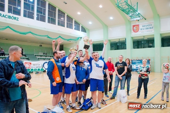Zdjęcie w galerii na portalu naszraciborz.pl: Siatkarskie zmagania zakładów pracy i służb mundurowych - dzień drugi. Ubiegłoroczny zwycięzca poza czwórką! Eko Okna z Pucharem Prezydenta wiadomości z regionu