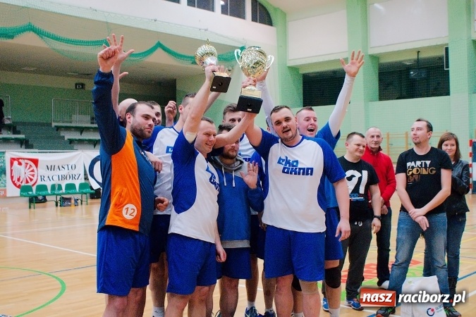 Zdjęcie w galerii na portalu naszraciborz.pl: Siatkarskie zmagania zakładów pracy i służb mundurowych - dzień drugi. Ubiegłoroczny zwycięzca poza czwórką! Eko Okna z Pucharem Prezydenta wiadomości z regionu