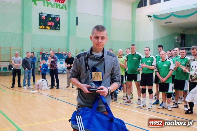 Zdjęcie w galerii na portalu naszraciborz.pl: Siatkarskie zmagania zakładów pracy i służb mundurowych - dzień drugi. Ubiegłoroczny zwycięzca poza czwórką! Eko Okna z Pucharem Prezydenta wiadomości z regionu