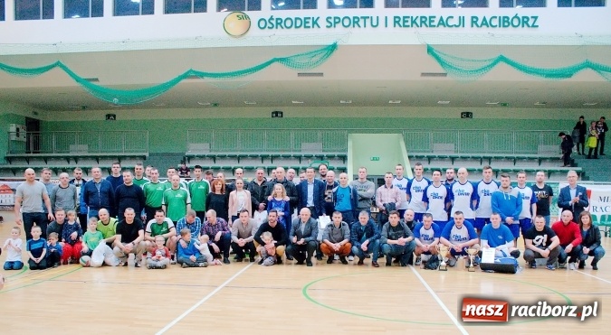 Zdjęcie w galerii na portalu naszraciborz.pl: Siatkarskie zmagania zakładów pracy i służb mundurowych - dzień drugi. Ubiegłoroczny zwycięzca poza czwórką! Eko Okna z Pucharem Prezydenta wiadomości z regionu