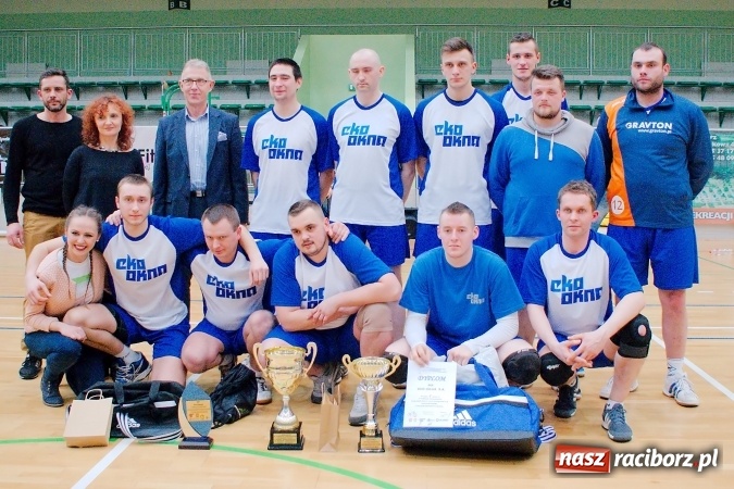 Zdjęcie w galerii na portalu naszraciborz.pl: Siatkarskie zmagania zakładów pracy i służb mundurowych - dzień drugi. Ubiegłoroczny zwycięzca poza czwórką! Eko Okna z Pucharem Prezydenta wiadomości z regionu