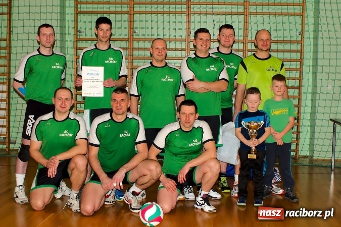 Zdjęcie w galerii na portalu naszraciborz.pl: Siatkarskie zmagania zakładów pracy i służb mundurowych - dzień drugi. Ubiegłoroczny zwycięzca poza czwórką! Eko Okna z Pucharem Prezydenta wiadomości z regionu