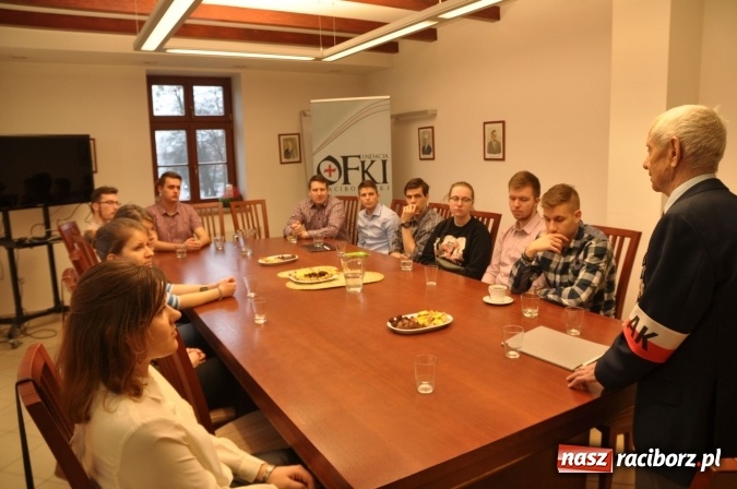 Zdjęcie w galerii na portalu naszraciborz.pl: Europoseł Bolesław Piecha gościem Collegium Castellum - Szkoły Lider&oacute;w i Kuźni Przedsiębiorczości Fundacji Ofki Raciborskiej wiadomości z regionu