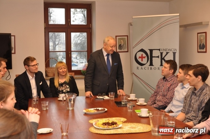 Zdjęcie w galerii na portalu naszraciborz.pl: Europoseł Bolesław Piecha gościem Collegium Castellum - Szkoły Lider&oacute;w i Kuźni Przedsiębiorczości Fundacji Ofki Raciborskiej wiadomości z regionu