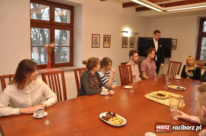 Zdjęcie w galerii na portalu naszraciborz.pl: Europoseł Bolesław Piecha gościem Collegium Castellum - Szkoły Lider&oacute;w i Kuźni Przedsiębiorczości Fundacji Ofki Raciborskiej wiadomości z regionu