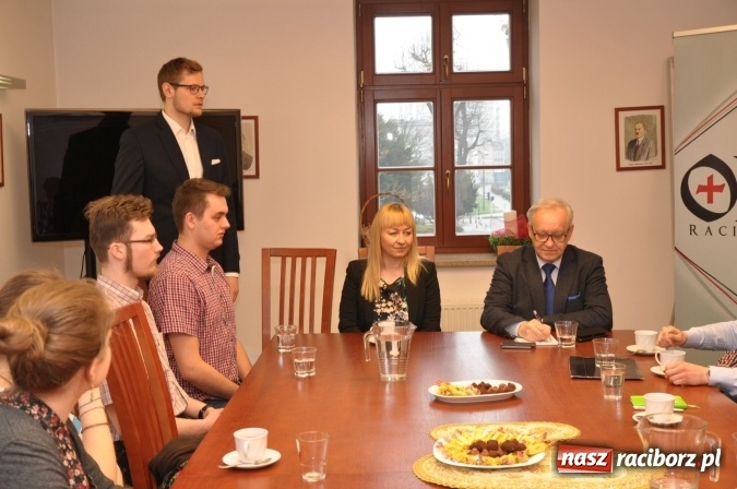 Zdjęcie w galerii na portalu naszraciborz.pl: Europoseł Bolesław Piecha gościem Collegium Castellum - Szkoły Lider&oacute;w i Kuźni Przedsiębiorczości Fundacji Ofki Raciborskiej wiadomości z regionu