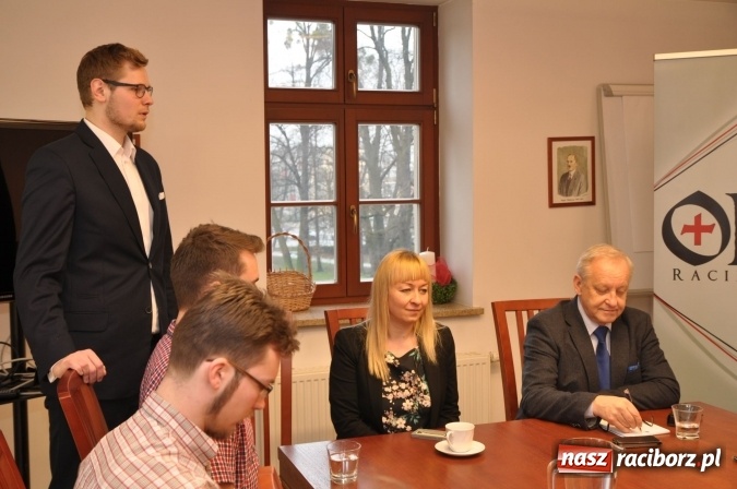 Zdjęcie w galerii na portalu naszraciborz.pl: Europoseł Bolesław Piecha gościem Collegium Castellum - Szkoły Lider&oacute;w i Kuźni Przedsiębiorczości Fundacji Ofki Raciborskiej wiadomości z regionu