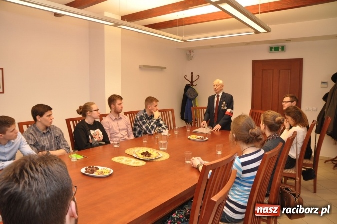 Zdjęcie w galerii na portalu naszraciborz.pl: Europoseł Bolesław Piecha gościem Collegium Castellum - Szkoły Lider&oacute;w i Kuźni Przedsiębiorczości Fundacji Ofki Raciborskiej wiadomości z regionu