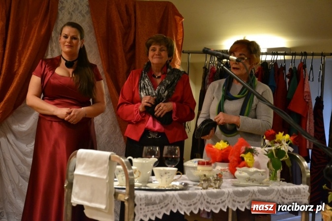 Zdjęcie w galerii na portalu naszraciborz.pl: Kobiety, kobietki, matrony, kokietki - widowisko na zamku wiadomości z regionu