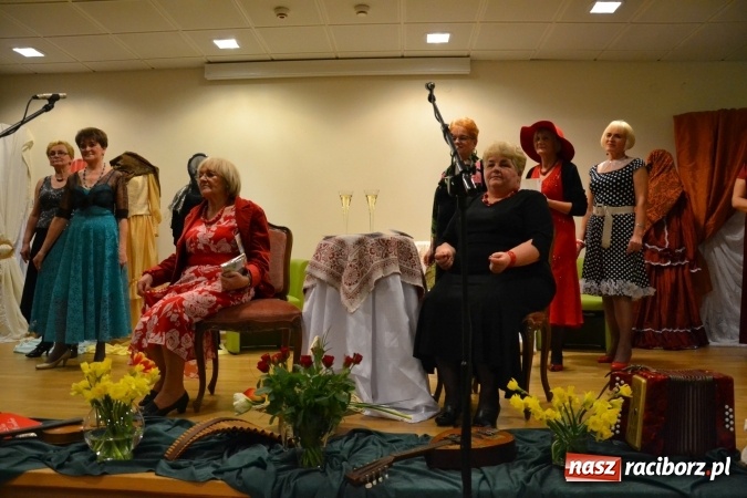 Zdjęcie w galerii na portalu naszraciborz.pl: Kobiety, kobietki, matrony, kokietki - widowisko na zamku wiadomości z regionu