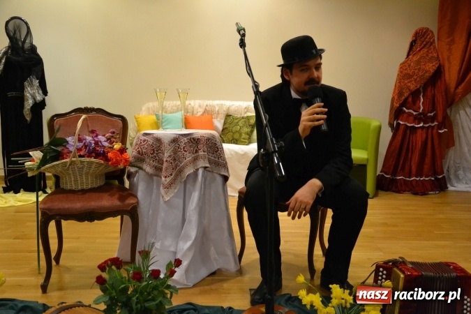 Zdjęcie w galerii na portalu naszraciborz.pl: Kobiety, kobietki, matrony, kokietki - widowisko na zamku wiadomości z regionu