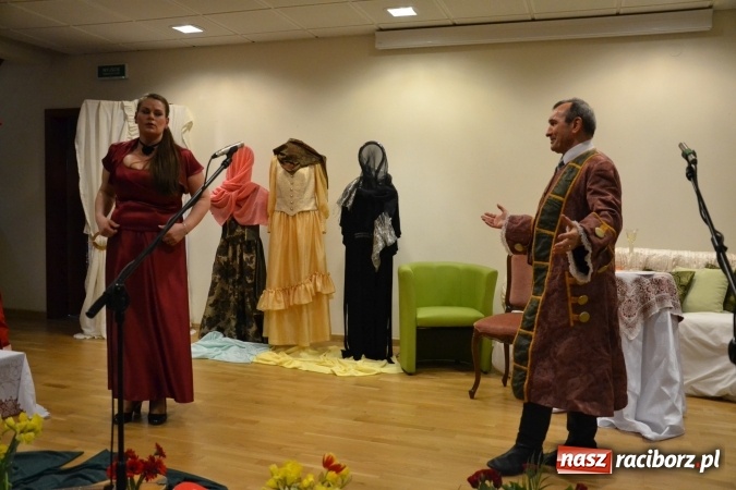 Zdjęcie w galerii na portalu naszraciborz.pl: Kobiety, kobietki, matrony, kokietki - widowisko na zamku wiadomości z regionu