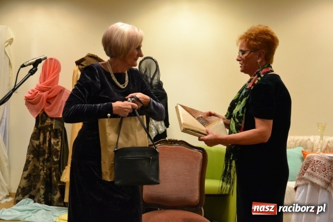 Zdjęcie w galerii na portalu naszraciborz.pl: Kobiety, kobietki, matrony, kokietki - widowisko na zamku wiadomości z regionu