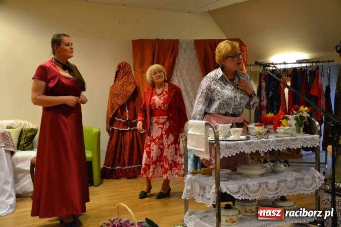 Zdjęcie w galerii na portalu naszraciborz.pl: Kobiety, kobietki, matrony, kokietki - widowisko na zamku wiadomości z regionu