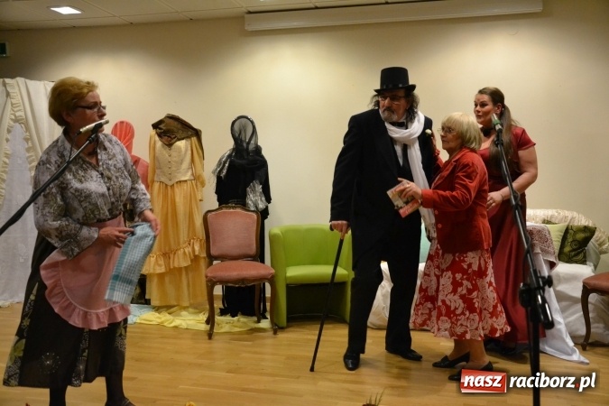 Zdjęcie w galerii na portalu naszraciborz.pl: Kobiety, kobietki, matrony, kokietki - widowisko na zamku wiadomości z regionu