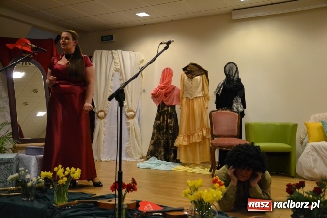 Zdjęcie w galerii na portalu naszraciborz.pl: Kobiety, kobietki, matrony, kokietki - widowisko na zamku wiadomości z regionu