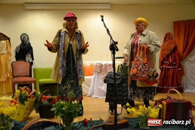 Zdjęcie w galerii na portalu naszraciborz.pl: Kobiety, kobietki, matrony, kokietki - widowisko na zamku wiadomości z regionu