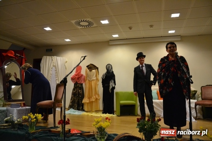 Zdjęcie w galerii na portalu naszraciborz.pl: Kobiety, kobietki, matrony, kokietki - widowisko na zamku wiadomości z regionu