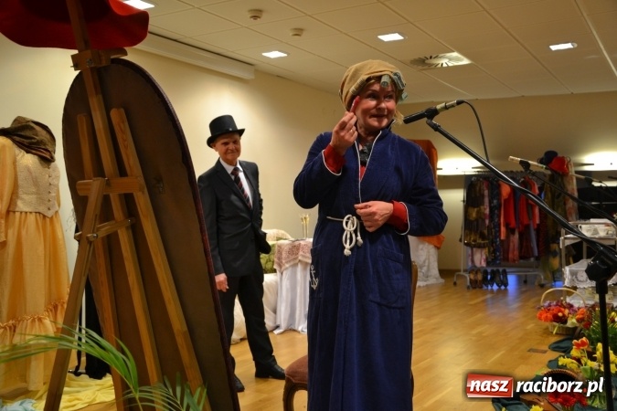 Zdjęcie w galerii na portalu naszraciborz.pl: Kobiety, kobietki, matrony, kokietki - widowisko na zamku wiadomości z regionu