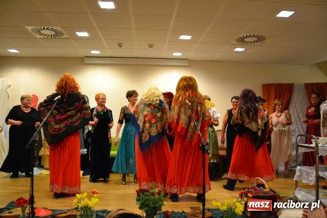 Zdjęcie w galerii na portalu naszraciborz.pl: Kobiety, kobietki, matrony, kokietki - widowisko na zamku wiadomości z regionu