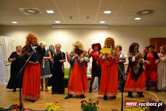 Zdjęcie w galerii na portalu naszraciborz.pl: Kobiety, kobietki, matrony, kokietki - widowisko na zamku wiadomości z regionu