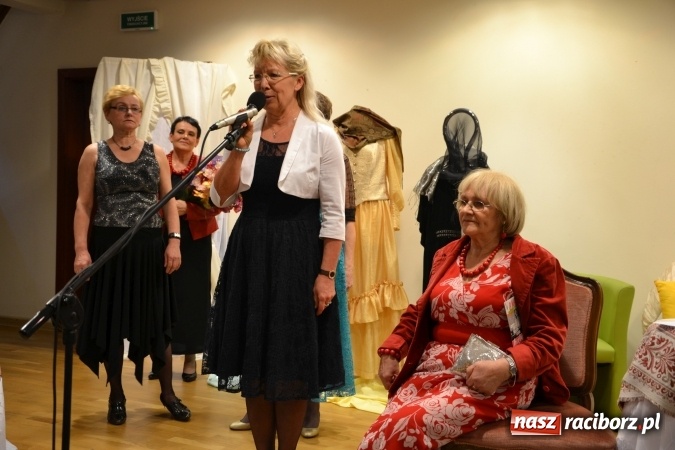 Zdjęcie w galerii na portalu naszraciborz.pl: Kobiety, kobietki, matrony, kokietki - widowisko na zamku wiadomości z regionu