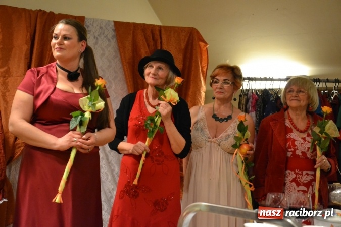 Zdjęcie w galerii na portalu naszraciborz.pl: Kobiety, kobietki, matrony, kokietki - widowisko na zamku wiadomości z regionu