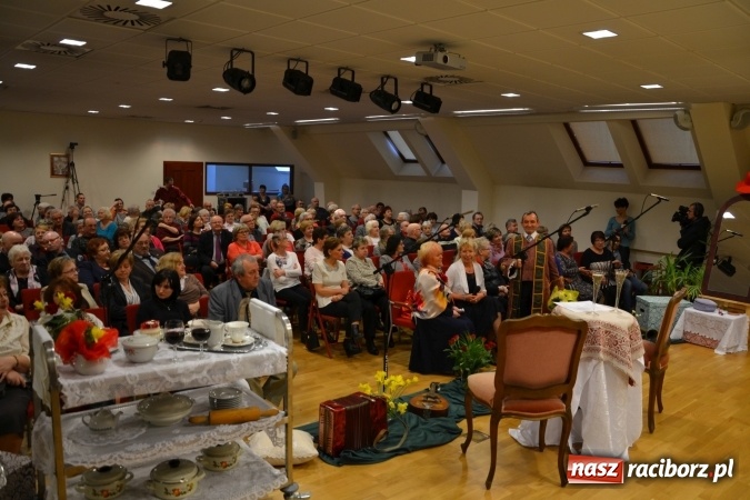 Zdjęcie w galerii na portalu naszraciborz.pl: Kobiety, kobietki, matrony, kokietki - widowisko na zamku wiadomości z regionu