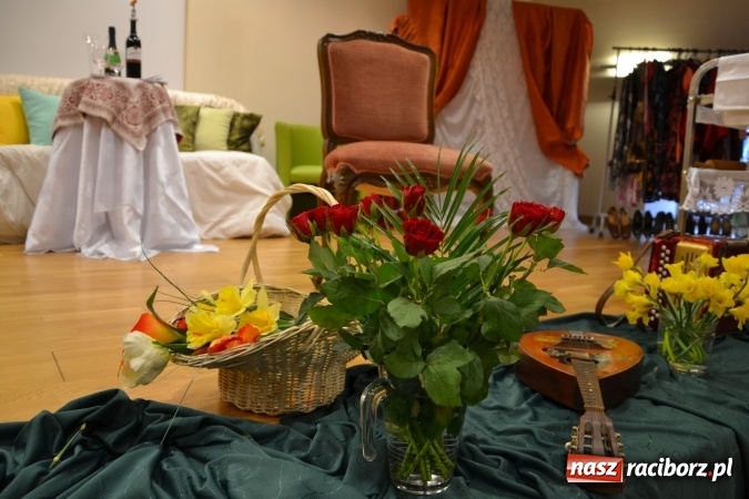 Zdjęcie w galerii na portalu naszraciborz.pl: Kobiety, kobietki, matrony, kokietki - widowisko na zamku wiadomości z regionu