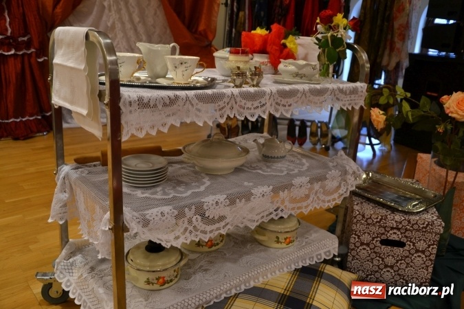 Zdjęcie w galerii na portalu naszraciborz.pl: Kobiety, kobietki, matrony, kokietki - widowisko na zamku wiadomości z regionu