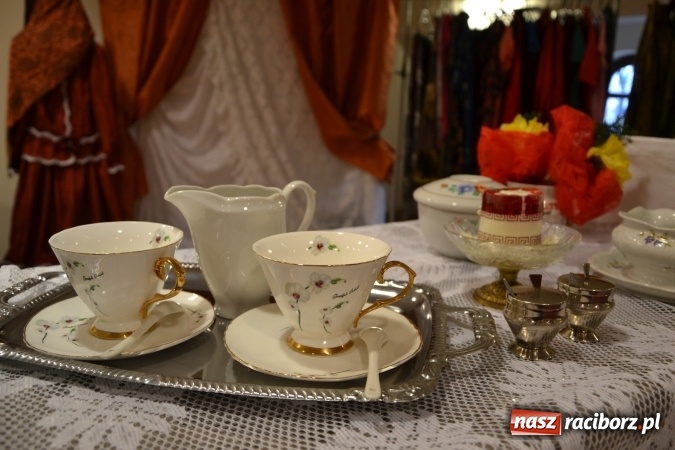 Zdjęcie w galerii na portalu naszraciborz.pl: Kobiety, kobietki, matrony, kokietki - widowisko na zamku wiadomości z regionu