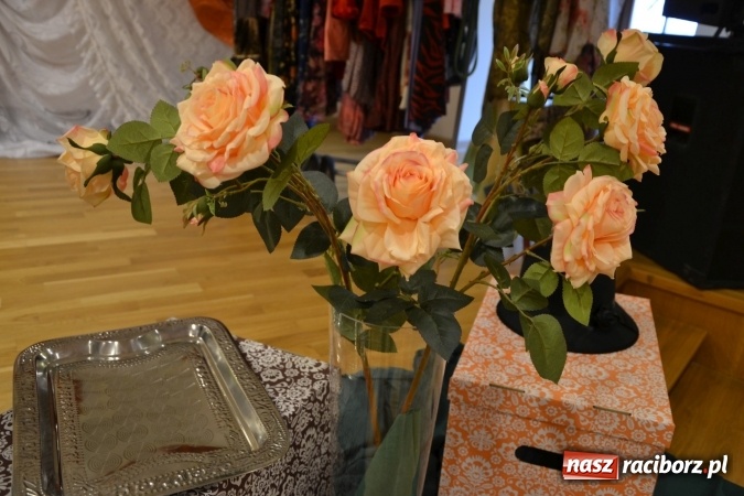 Zdjęcie w galerii na portalu naszraciborz.pl: Kobiety, kobietki, matrony, kokietki - widowisko na zamku wiadomości z regionu