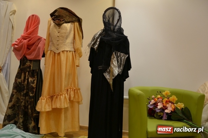 Zdjęcie w galerii na portalu naszraciborz.pl: Kobiety, kobietki, matrony, kokietki - widowisko na zamku wiadomości z regionu