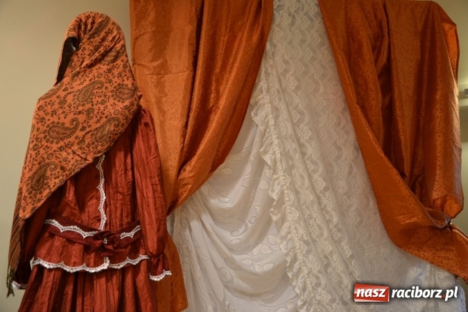 Zdjęcie w galerii na portalu naszraciborz.pl: Kobiety, kobietki, matrony, kokietki - widowisko na zamku wiadomości z regionu