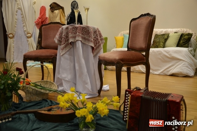 Zdjęcie w galerii na portalu naszraciborz.pl: Kobiety, kobietki, matrony, kokietki - widowisko na zamku wiadomości z regionu