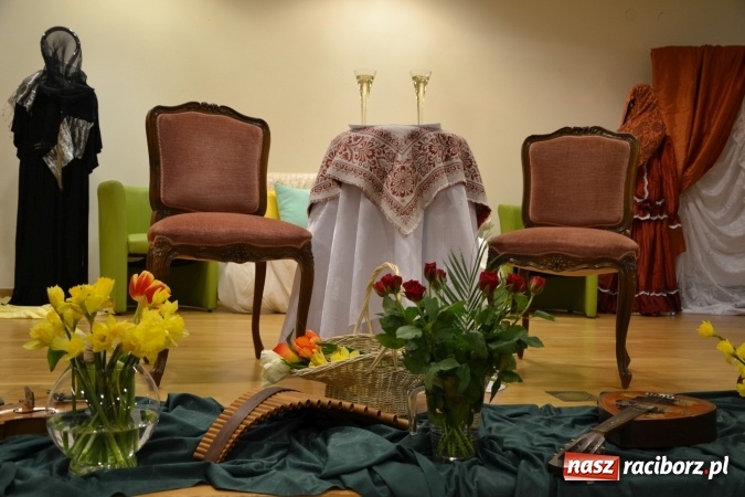 Zdjęcie w galerii na portalu naszraciborz.pl: Kobiety, kobietki, matrony, kokietki - widowisko na zamku wiadomości z regionu