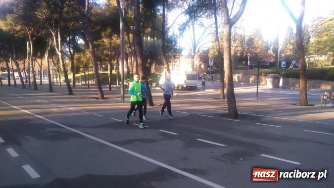 Zdjęcie w galerii na portalu naszraciborz.pl: Raciborzanie na maratonie w Barcelonie. Trzy życi&oacute;wki wiadomości z regionu